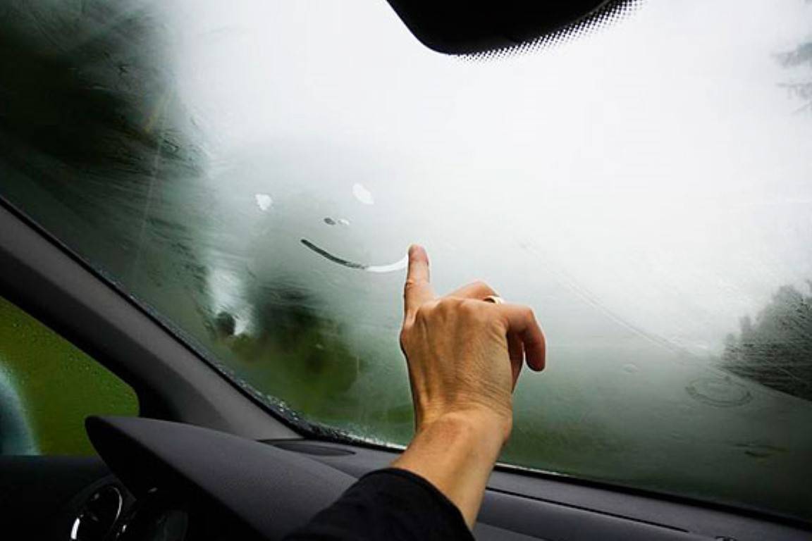 Хорошо в машине в дождь. Запотевшее окно в машине. Запотевшие стекла в машине. Окно автомобиля лобовое. Запотевает лобовое стекло.