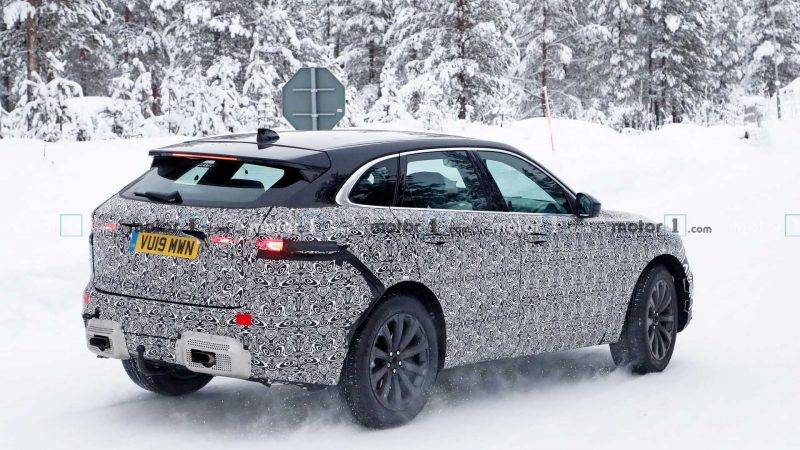 Новый Jaguar F-Pace сняли во время зимних тестов