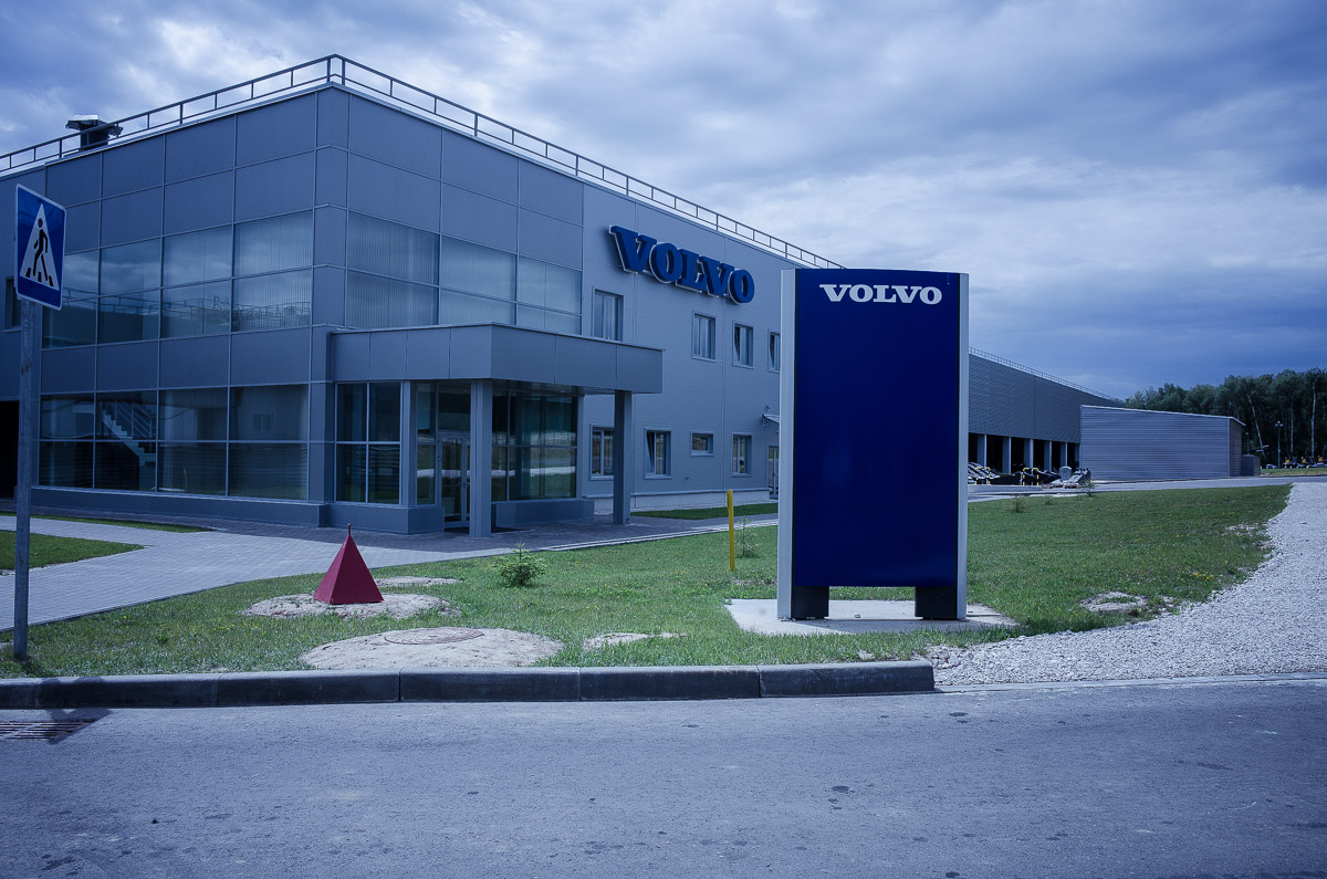 Volvo и Tesla останавливают производство из-за перебоев в поставках в Красном море